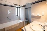 
Bad 2 en-Suite mit Badewanne/Dusche im Erdgeschoss